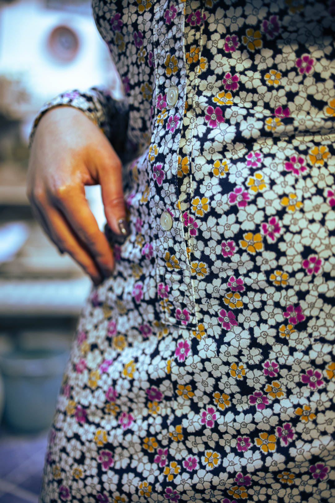 Vestito Chemisier Vintage Anni '70 — Micro Floral su Fondo Blu Notte, Bordura a Grandi Fiori Magenta, Manica Lunga, Midi
