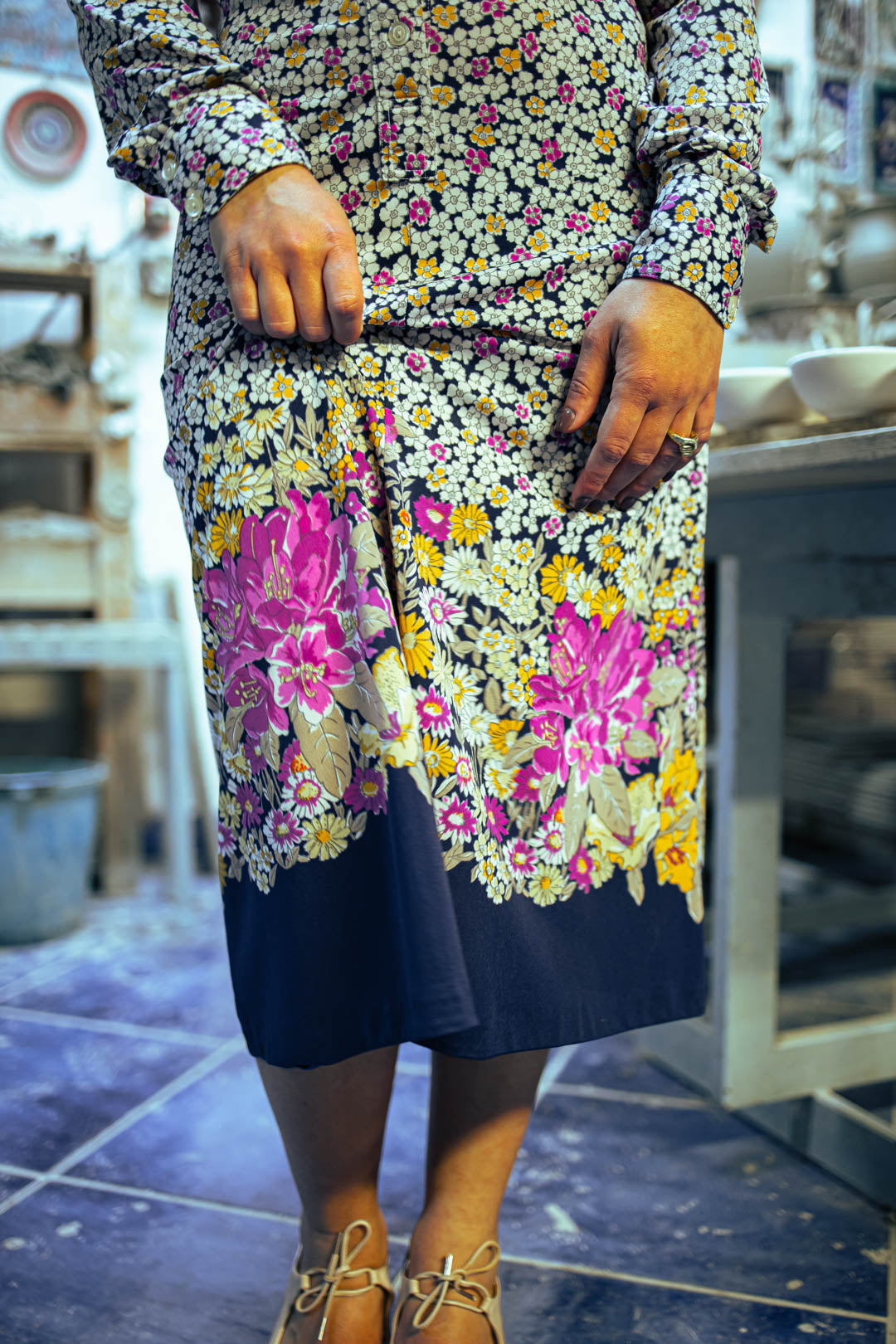 Vestito Chemisier Vintage Anni '70 — Micro Floral su Fondo Blu Notte, Bordura a Grandi Fiori Magenta, Manica Lunga, Midi