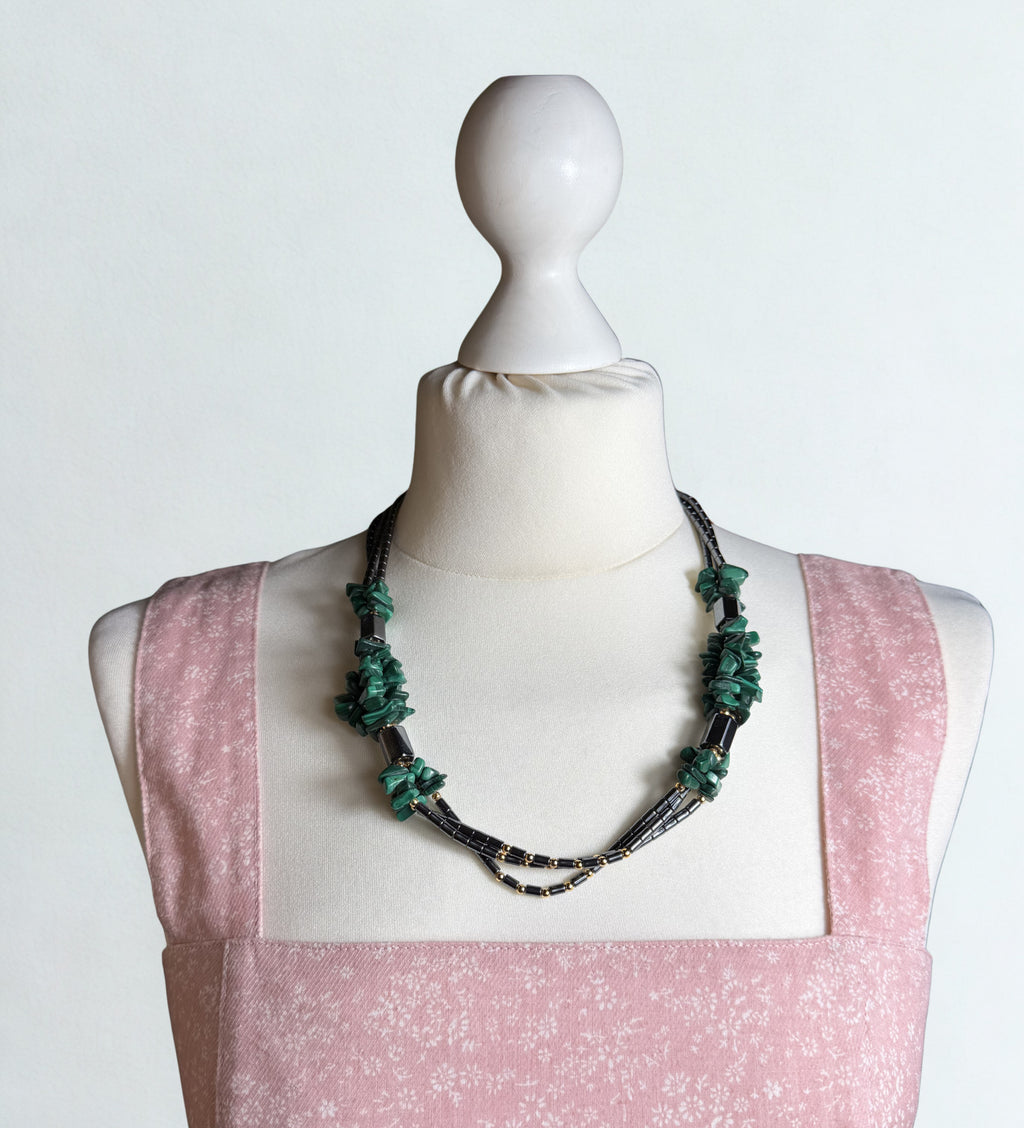 Collana Vintage Multifilo — Malachite Naturale, Ematite Nera e Oro, Chiusura Dorata, Stile Boho-Chic