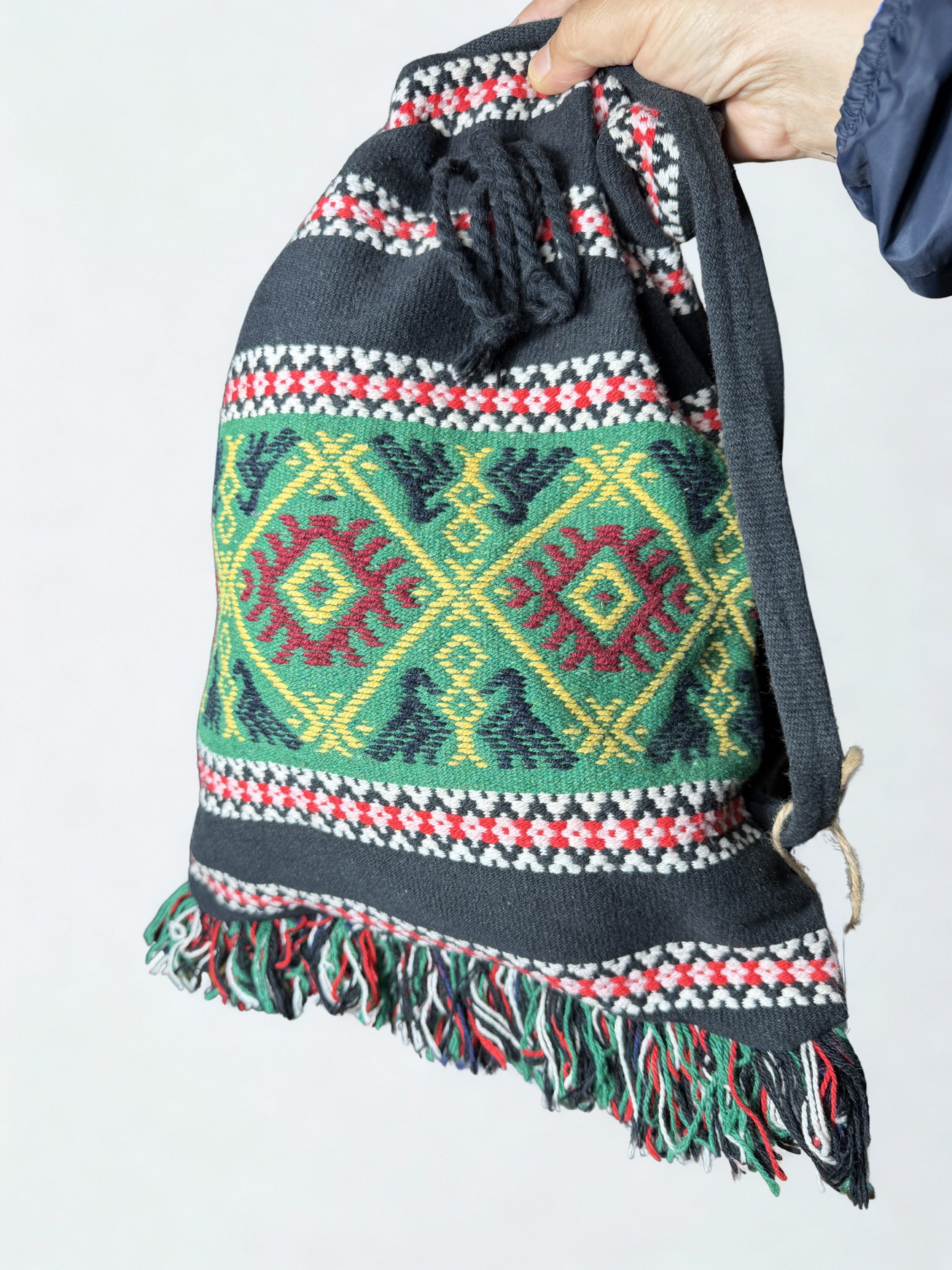 Borsa Sacco Etnica in Tessuto Kilim – Motivi Folk Intrecciati a Mano | Verde, Rosso, Nero con Frange