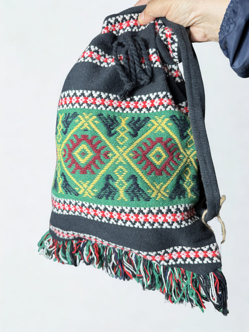 Borsa Sacco Etnica in Tessuto Kilim – Motivi Folk Intrecciati a Mano | Verde, Rosso, Nero con Frange