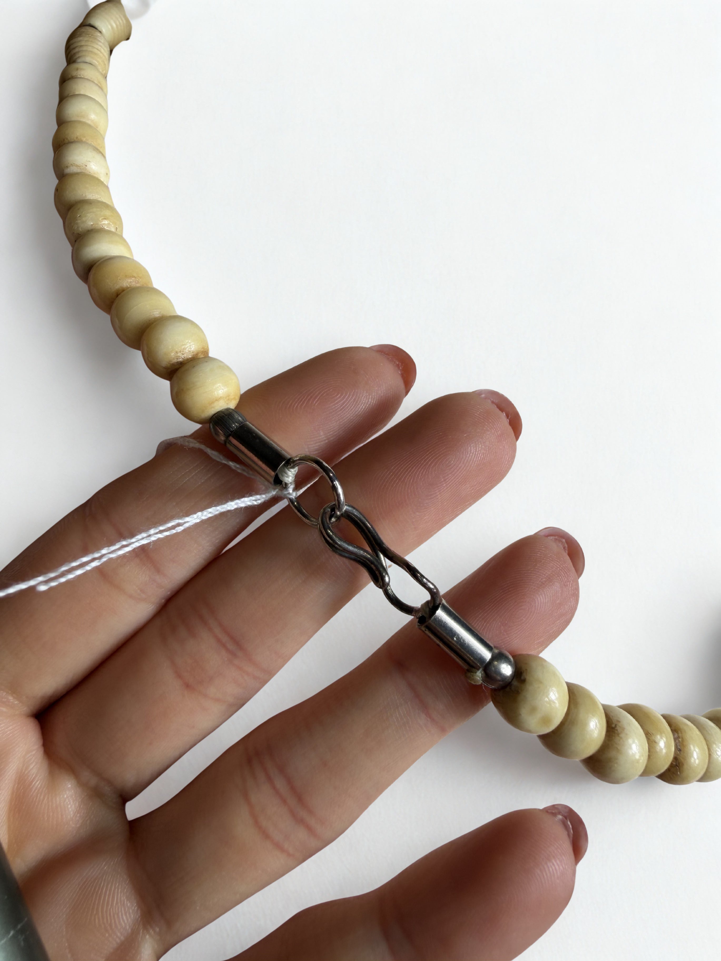 Collana Vintage Multifilo — Perle Intagliate in Resina Avorio, Cilindriche Traforate, Pepite , Stile Etnico