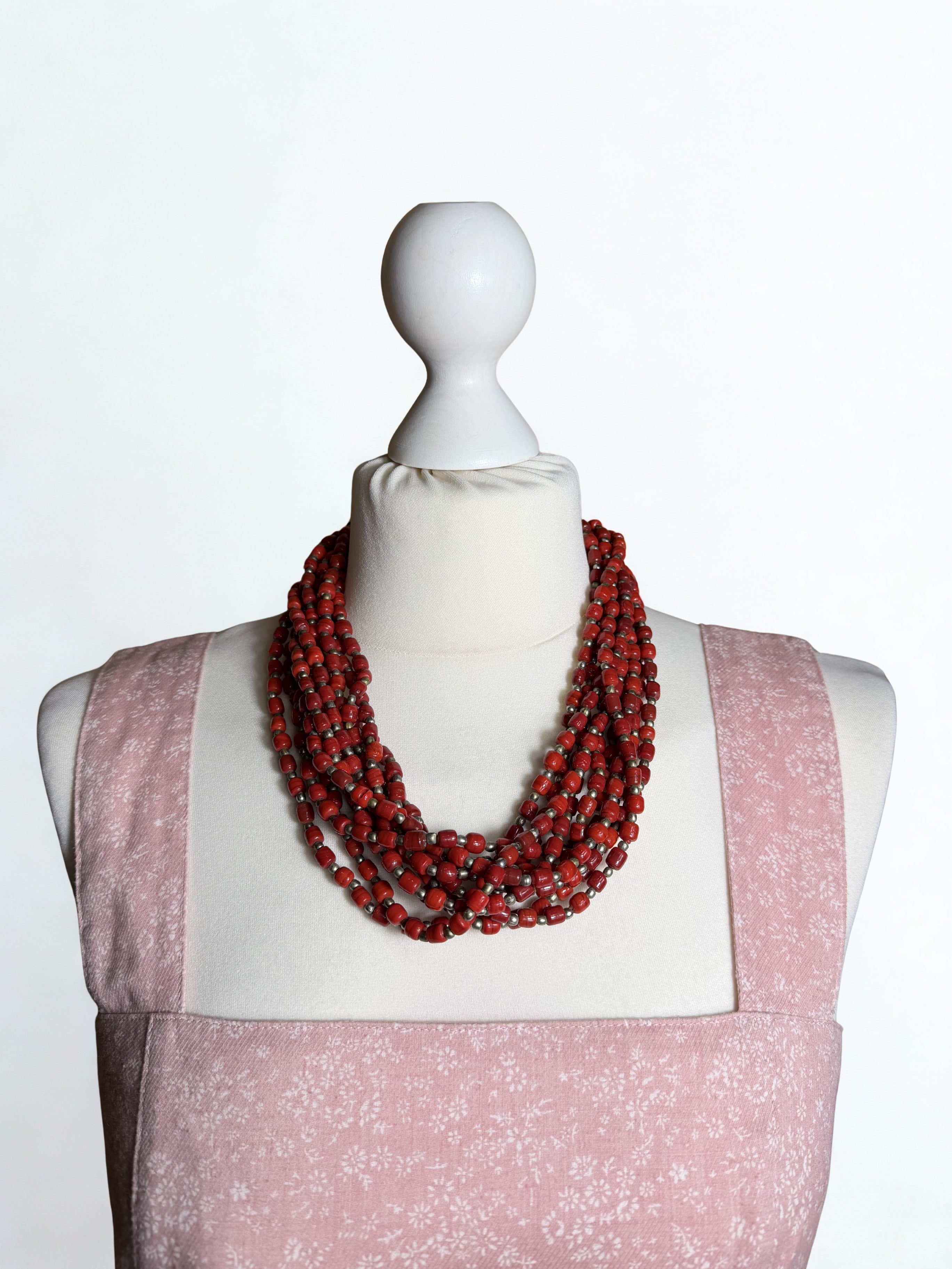 Collana Vintage Multi filo — Perle Rosse Corallo e Metallo Argentato, Chiusura Tribale, Stile Etnico Boho