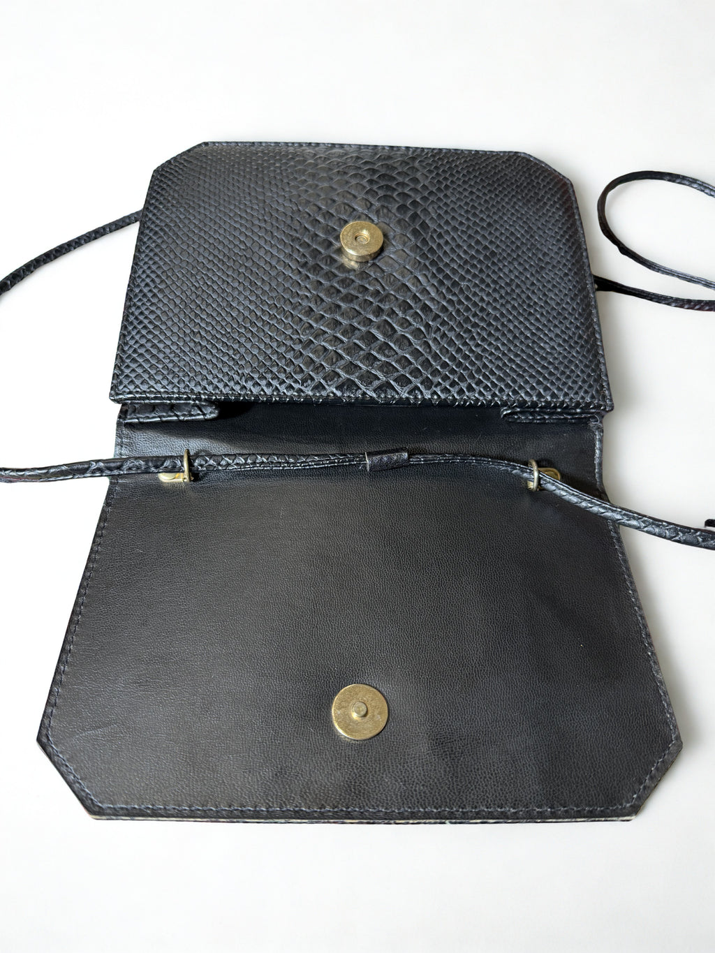 Borsa a Tracolla Vintage — Pelle Effetto Pitone Nera, Fibbia Scultorea in Metallo Argentato, anni '80