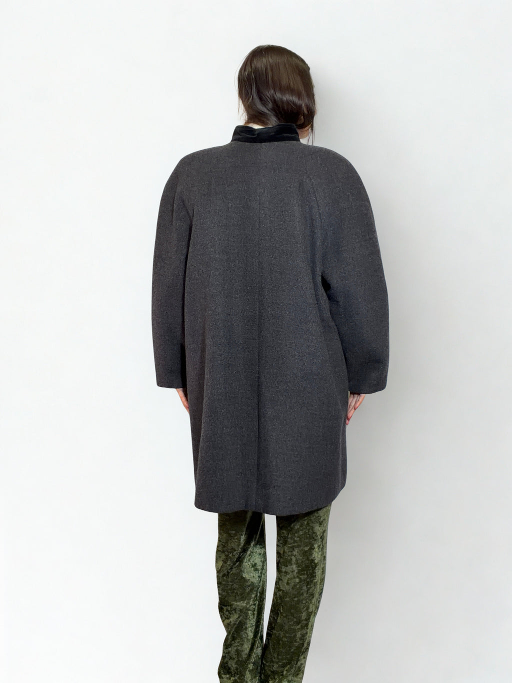 Cappotto Grigio Antracite Vintage ’90s — Collo in Velluto & Bottone Stella Gioiello