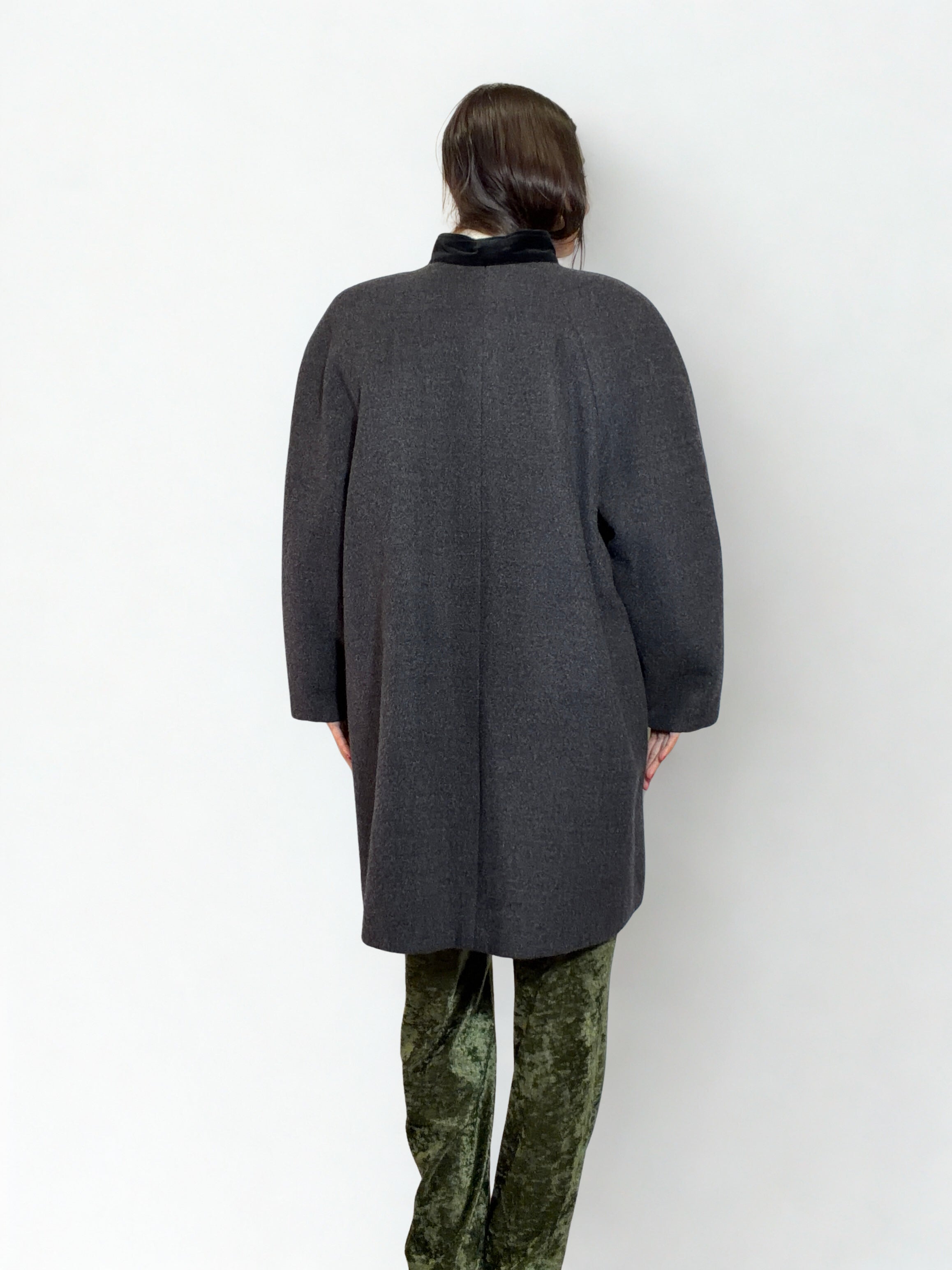Cappotto Grigio Antracite Vintage ’90s — Collo in Velluto & Bottone Stella Gioiello