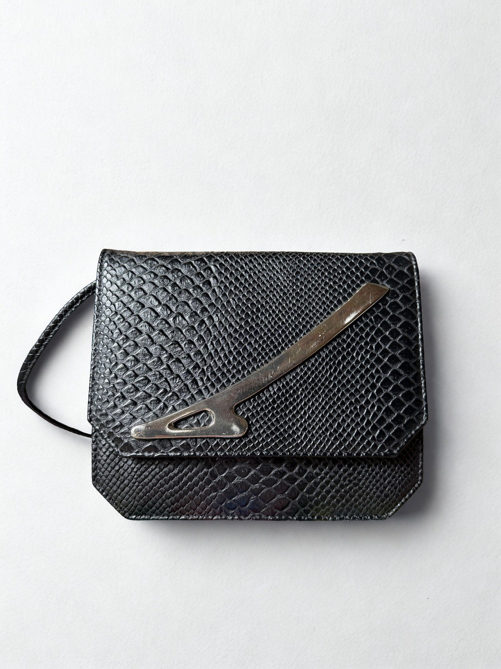 Borsa a Tracolla Vintage — Pelle Effetto Pitone Nera, Fibbia Scultorea in Metallo Argentato, anni '80