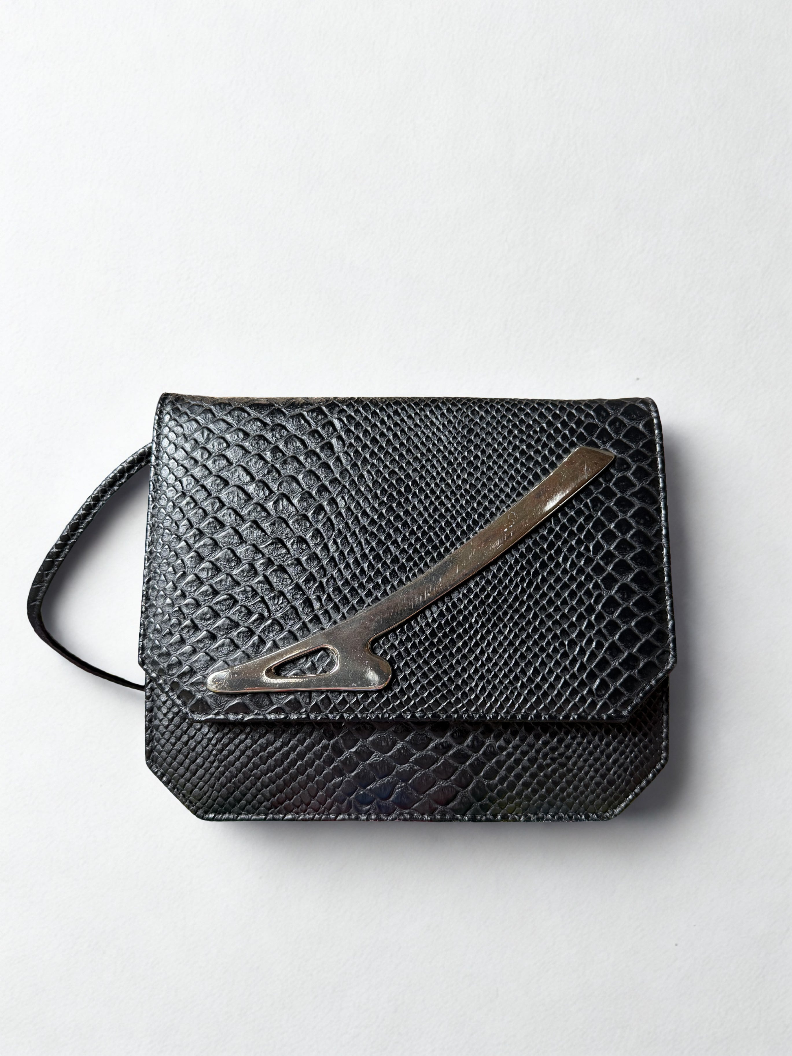 Borsa a Tracolla Vintage — Pelle Effetto Pitone Nera, Fibbia Scultorea in Metallo Argentato, anni '80