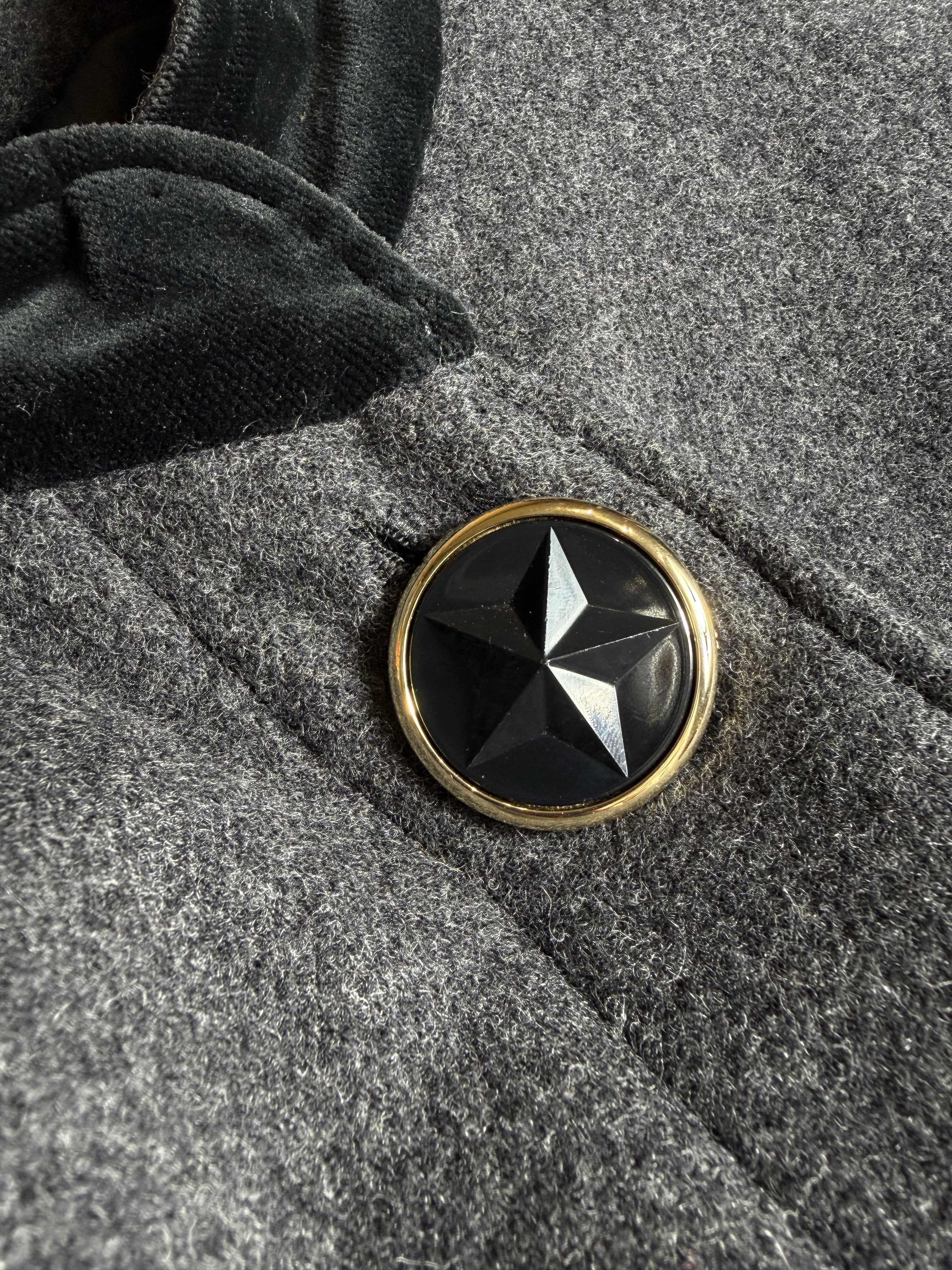 Cappotto Grigio Antracite Vintage ’90s — Collo in Velluto & Bottone Stella Gioiello