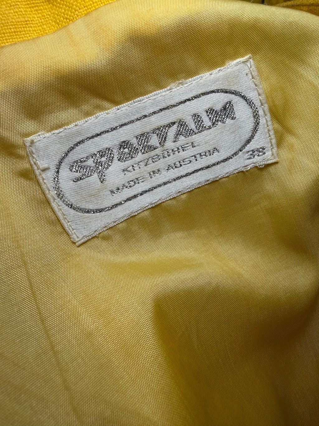 Giacca Tirolese Gialla in Lino Ricamato “Sportalm Kitzbühel” – Made in Austria