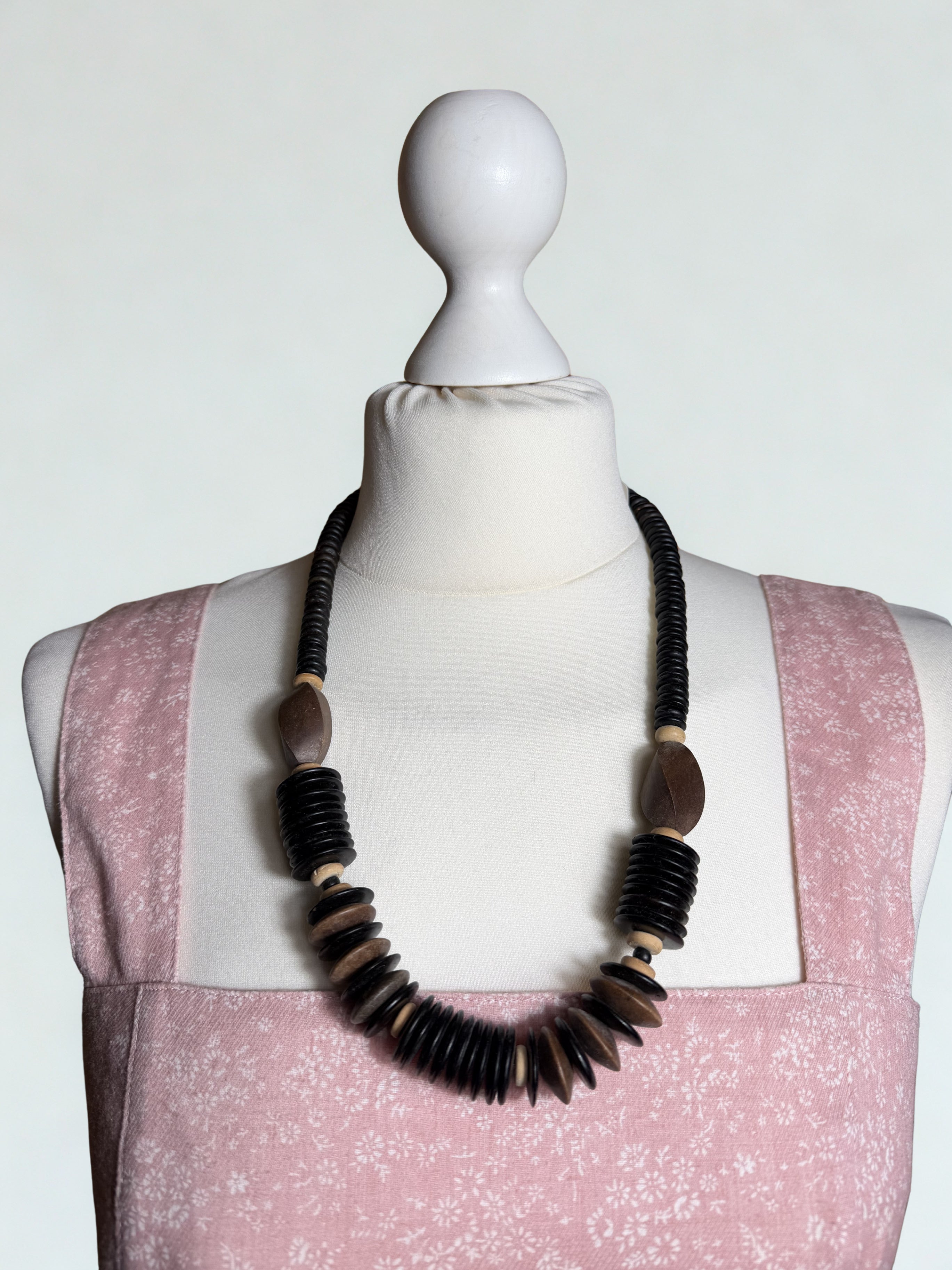 Collana Vintage Lunga — Dischi e Rondelle in Legno Nero e Marrone, Stile Etnico Sculturale, anni '70-'80