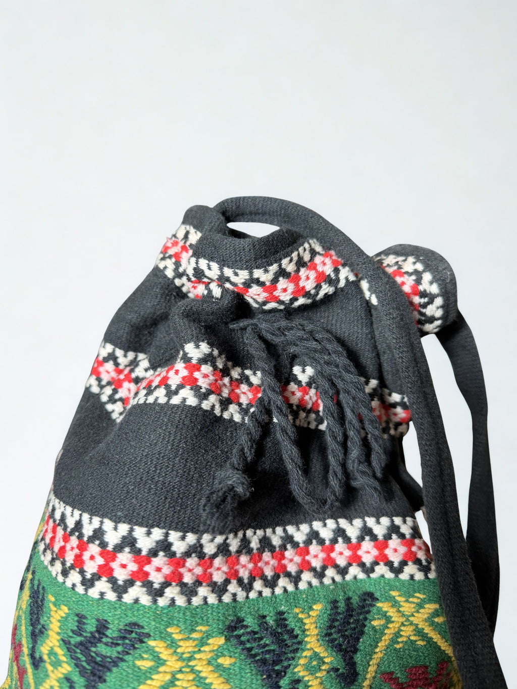 Borsa Sacco Etnica in Tessuto Kilim – Motivi Folk Intrecciati a Mano | Verde, Rosso, Nero con Frange