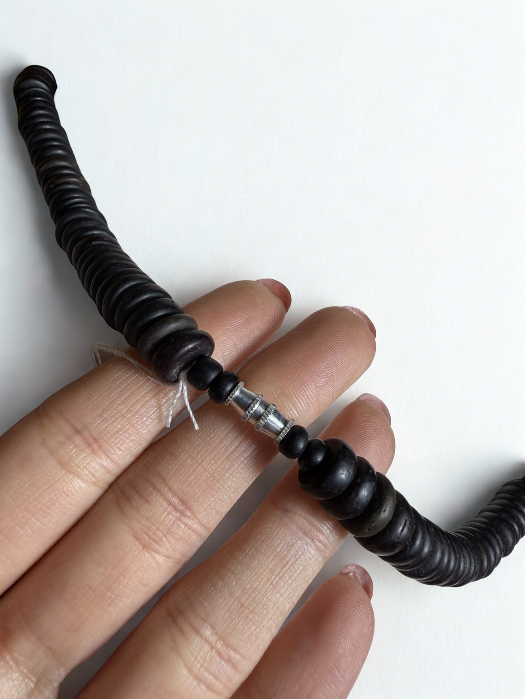 Collana Vintage Lunga — Dischi e Rondelle in Legno Nero e Marrone, Stile Etnico Sculturale, anni '70-'80