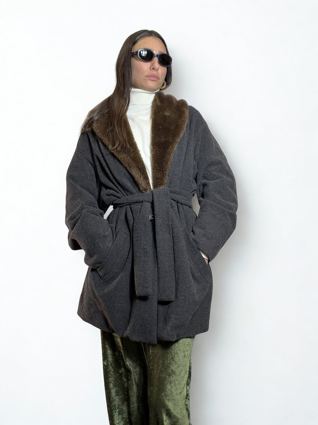 Cappotto cinturato con collo in eco-pelliccia – Johnny Lambs