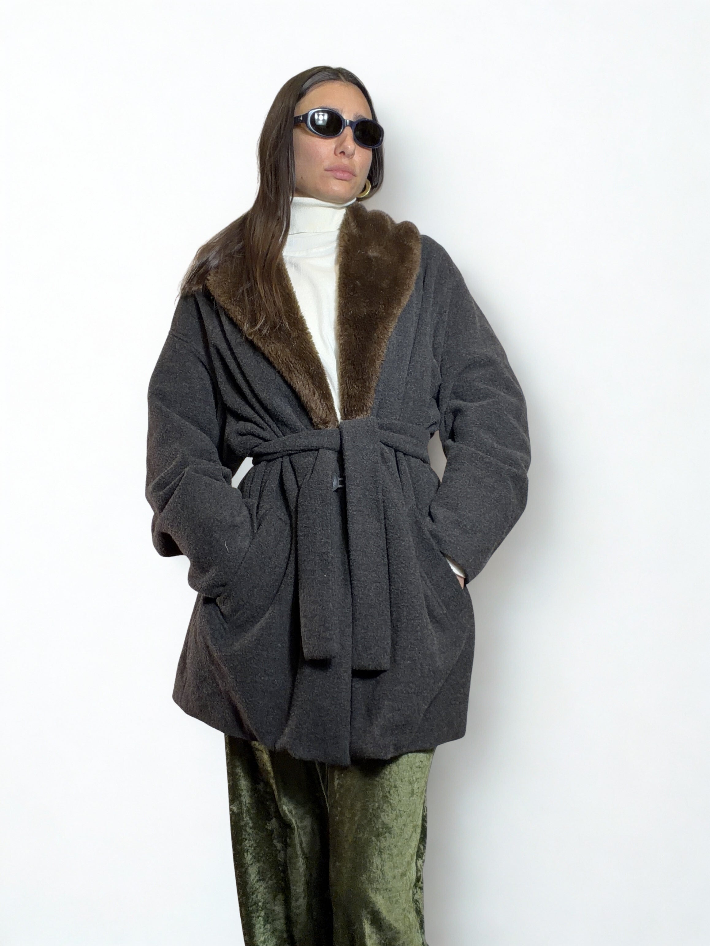 Cappotto cinturato con collo in eco-pelliccia – Johnny Lambs