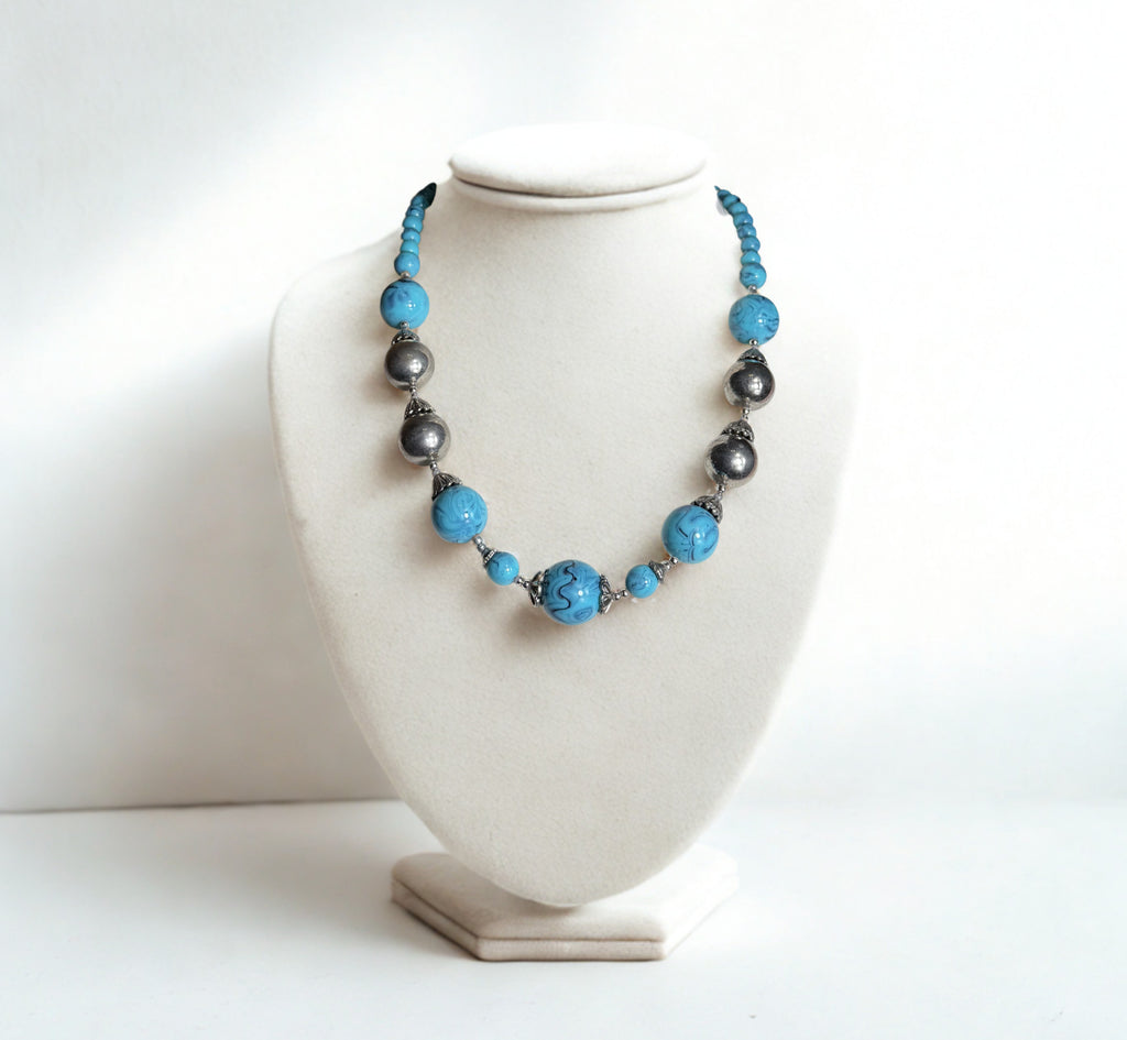 Collana Vintage — Perle Turchesi Marmorizzate e Sfere in Metallo Argentato, Chiusura Incisa a Incastro