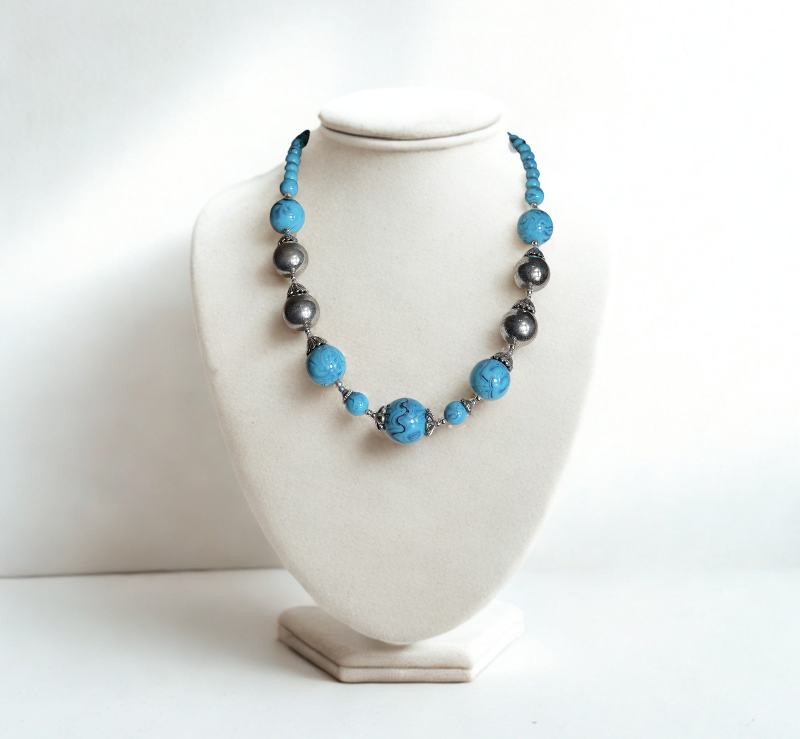 Collana Vintage — Perle Turchesi Marmorizzate e Sfere in Metallo Argentato, Chiusura Incisa a Incastro