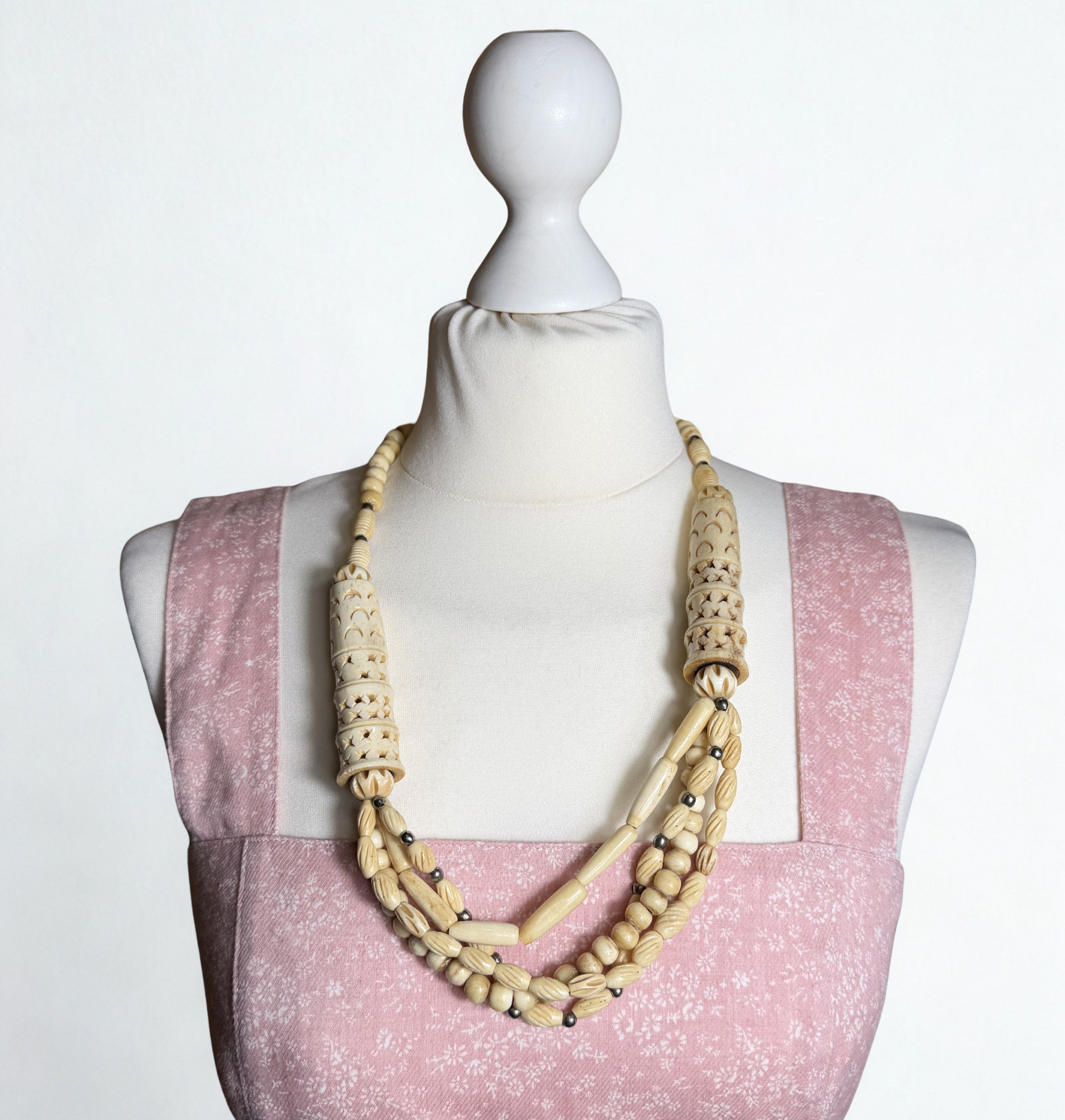 Collana Vintage Multifilo — Perle Intagliate in Resina Avorio, Cilindriche Traforate, Pepite , Stile Etnico