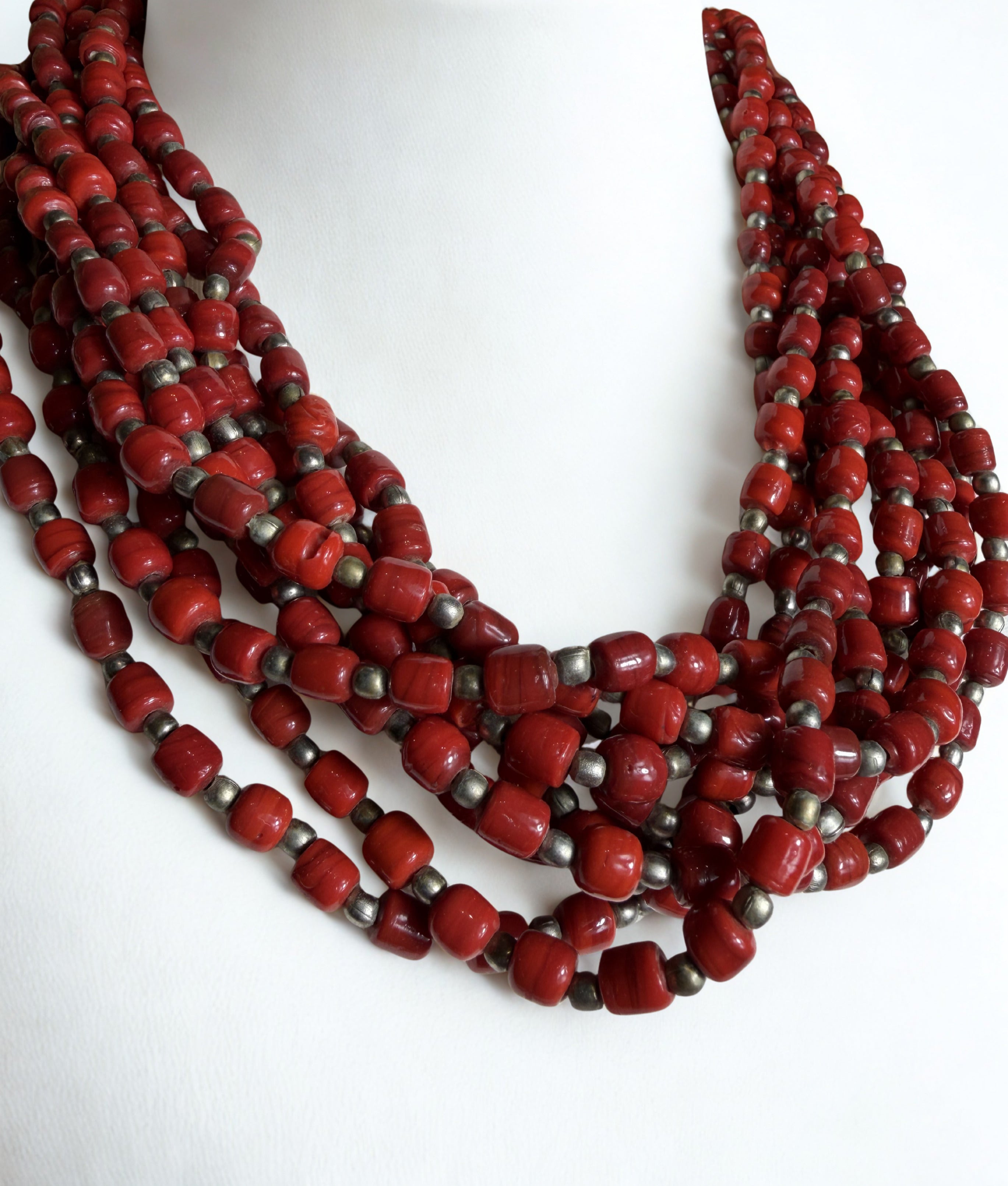 Collana Vintage Multi filo — Perle Rosse Corallo e Metallo Argentato, Chiusura Tribale, Stile Etnico Boho