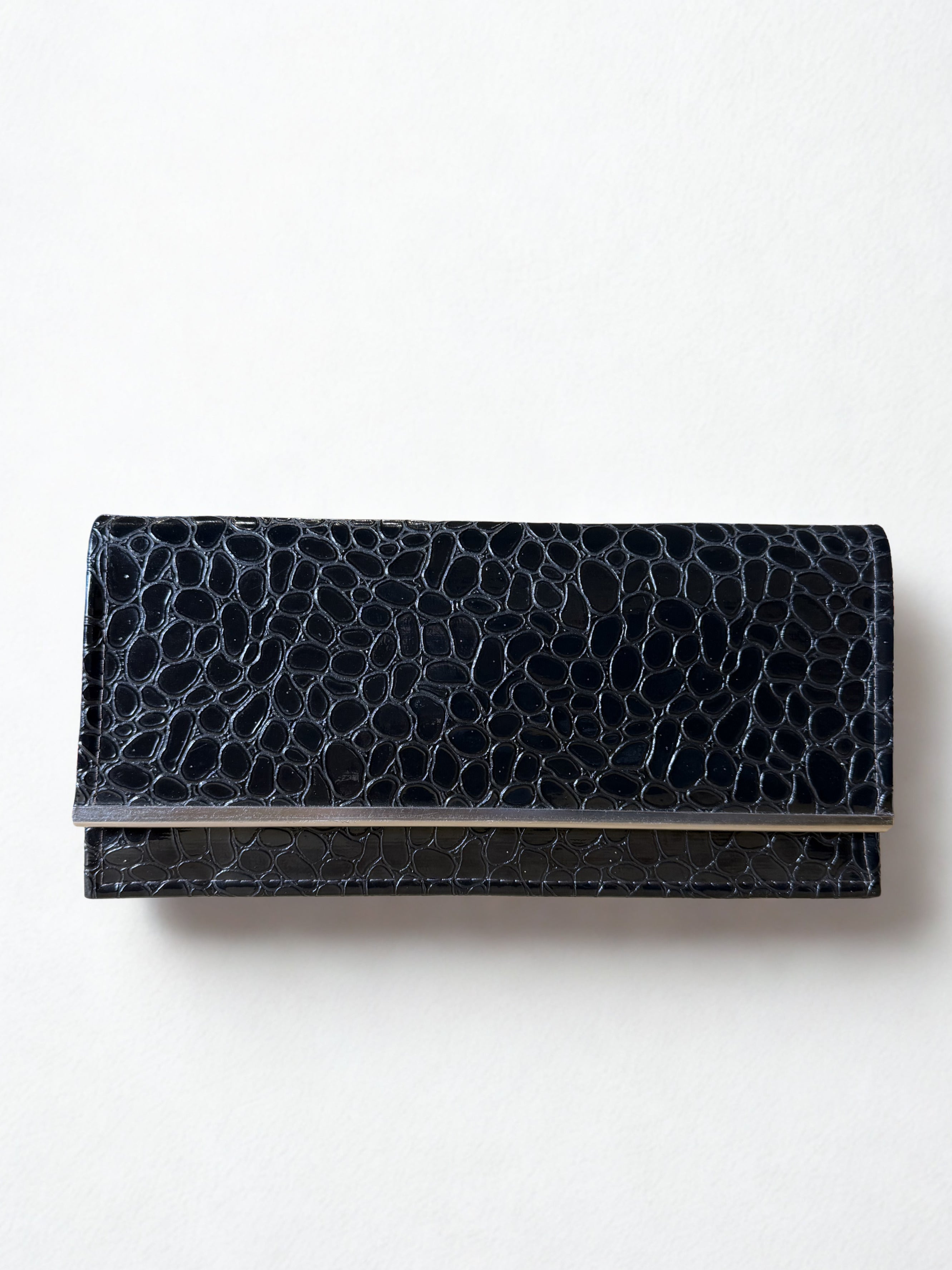 Pochette Clutch Vintage — Pelle Effetto Coccodrillo Nera Lucida, Fodera Corallo, Barra in Metallo, anni '70-'80