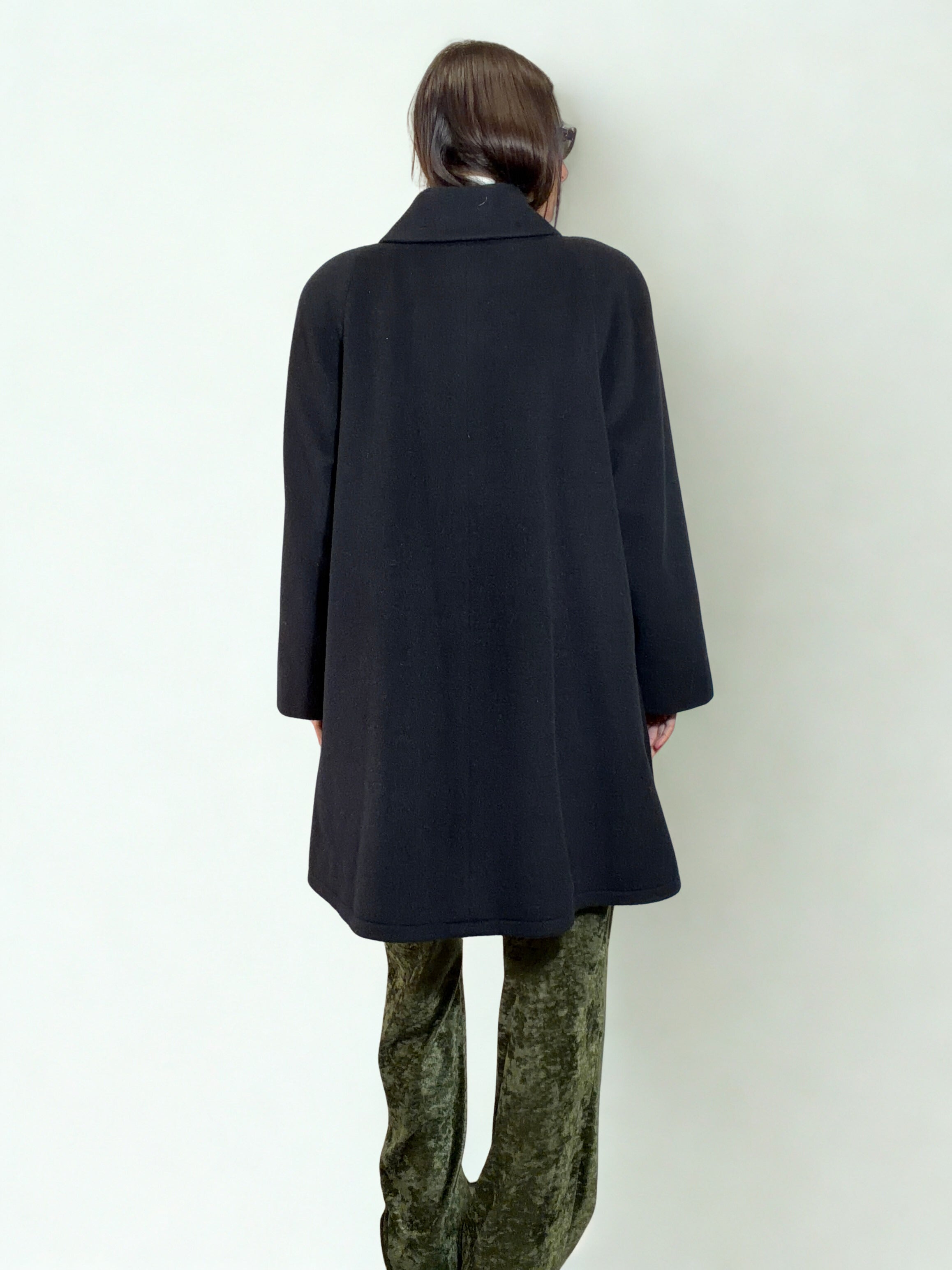 Cappotto Vintage Nero con Bottoni Gioiello – Made in Italy